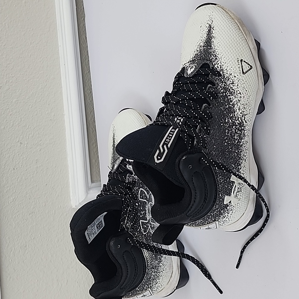 Under Armour Locked Down Kids' Black and White Foot Ball Cleat Sneaker Size 3.5Y - Picture 4 of 11